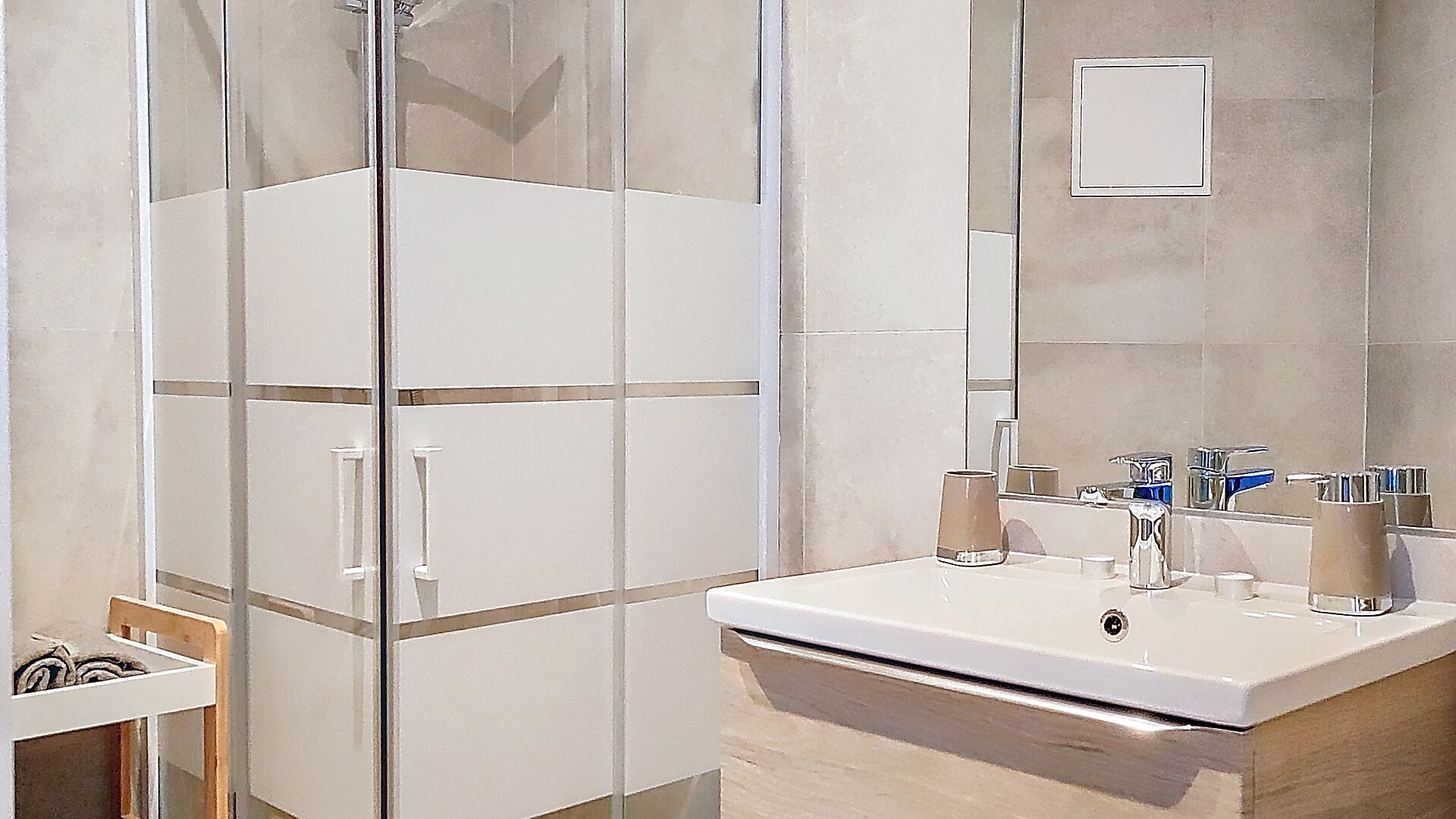 Salle de bain moderne avec douche italienne
