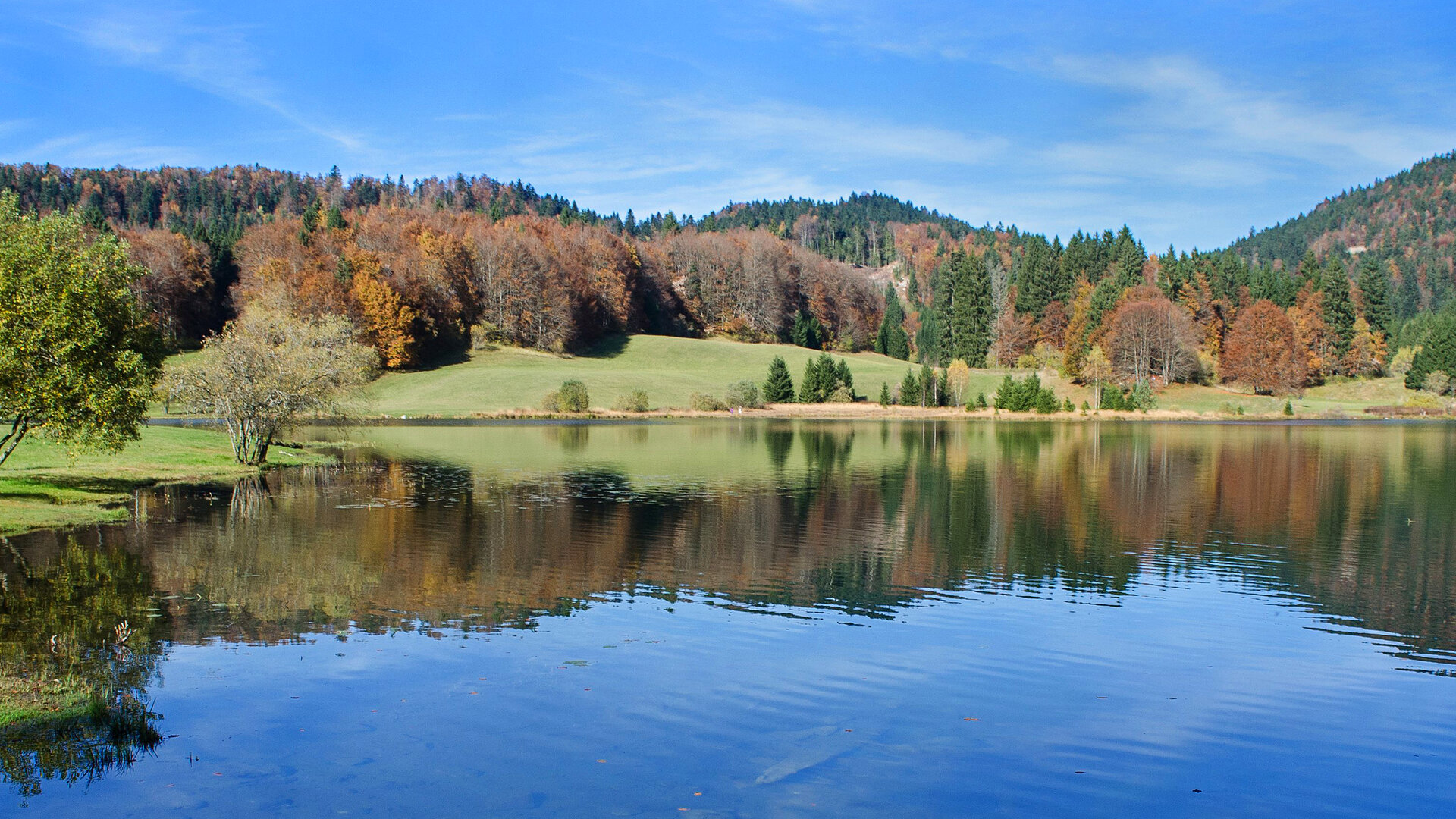 Vue panoramique du Lac Genin dans le Haut-Bugey